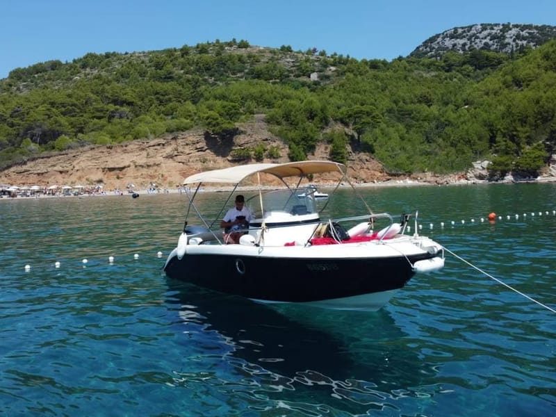 Fisher 20 Sun-Deck family boat rental in Dubrovnik — 6 m walk-around boat with bow sun lounger at Marina Frapa